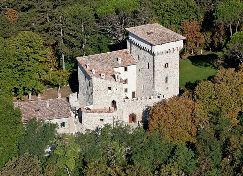 В замке Castello umbaria piscina romantico могут разместиться до 30 гостей. Стоимость аренды замка примерно 100 тысяч рублей за ночь. Минимальное количество ночей - 3