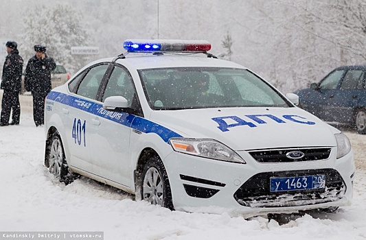 Автомобиль со спящим водителем эвакуировали в центре Москвы