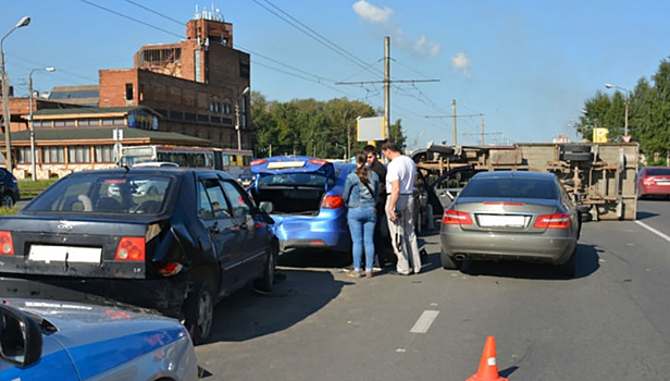 Устроенное лихачом на "Мерседесе" ДТП из пяти машин попало на видео