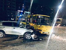 Восемь пострадавших: легковушка протаранила автобус в Иванове