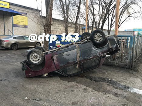 Врезался в ограждение: в Самаре на Товарной перевернулся автомобиль