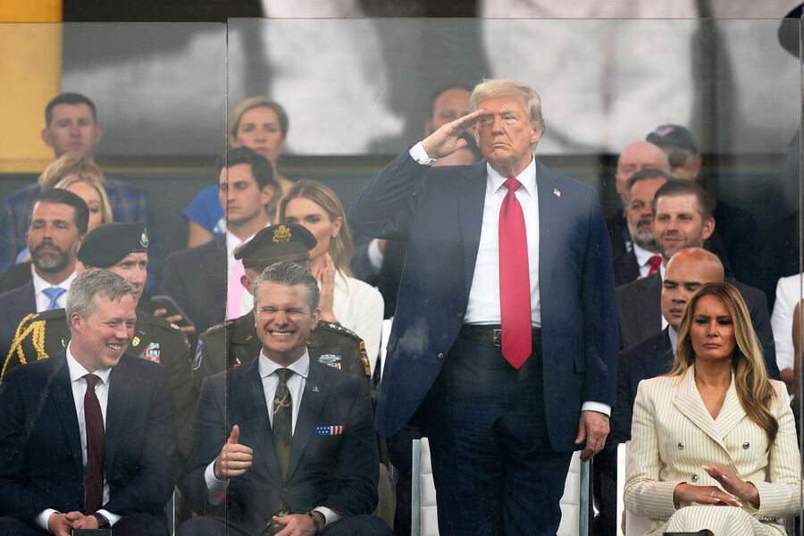 «США — самая горячая страна»: Трамп поздравил Америку с годовщиной своего президентства