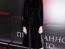 Надя Михалкова надела «рваное» платье, мужские ботинки и бриллиантовый браслет