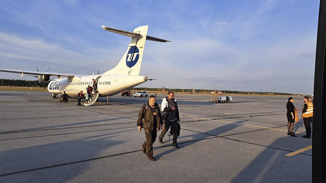 Летевший из Красноселькупа в Тюмень самолет Utair совершил экстренную посадку в ХМАО