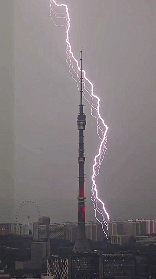 Удар молнии недалеко от Останкинской телебашни