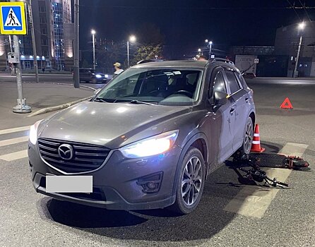 В Кирове несовершеннолетний самокатчик попал под колеса «Мазды»