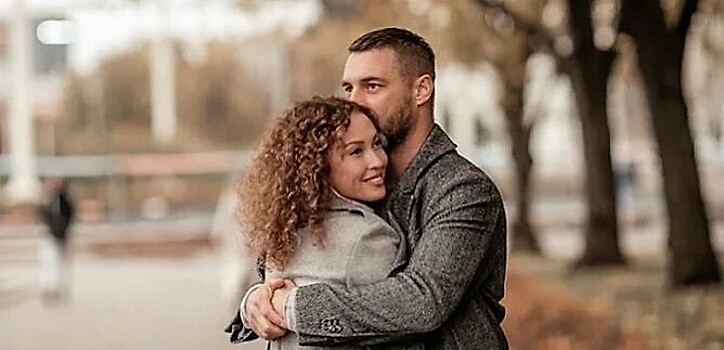 Поцелуй и объятия: Антон Батырев показал нежное фото с новой любимой вскоре после развода