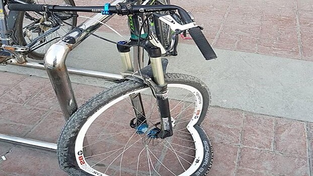 В Екатеринбурге парни на BMW избили велосипедиста и помяли ему колесо