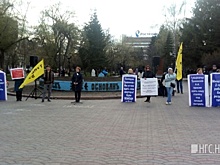 Несколько десятков новосибирцев вышли в Первомайский сквер потребовать свои квартиры