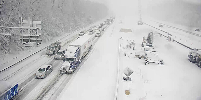 Сотни американских автомобилистов застряли в гигантской пробке из-за снегопада