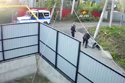 Росгвардеец опробовал на прохожем захват за шею и попал на видео