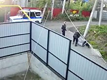 Росгвардеец опробовал на прохожем захват за шею и попал на видео