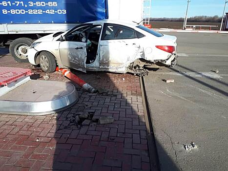 В Краснодарском крае 22-летняя автоледи протаранила грузовую машину на автозаправочной станции
