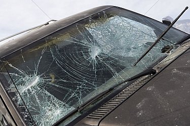 Лобовые стекла на пяти автомобилях разбил уголовник в Комсомольске-на-Амуре