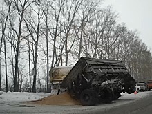 Прицеп с песком опрокинулся на трассе в Кузбассе