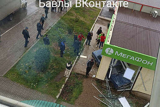 В Татарстане водитель на "Жигулях" врезался в здание салона сотовой связи