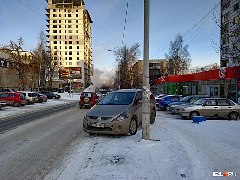 «Я паркуюсь как...»: наглые захваты тротуаров и вежливая записка под стеклом