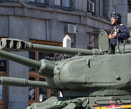 Самую большую в мире копию Знамени Победы пронесли на параде в Ставрополе