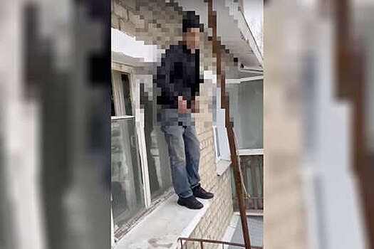 В Екатеринбурге мужчина, прячась от приставов, залез на балкон к соседу