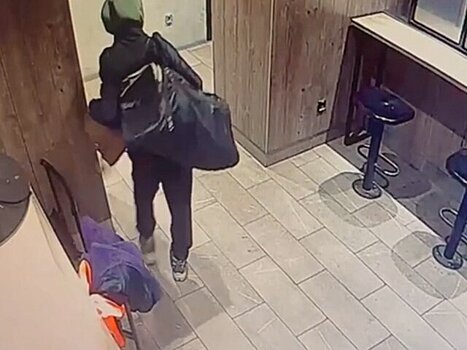 Столичные полицейские задержали подозреваемого в краже рюкзака с ювелирными украшениями