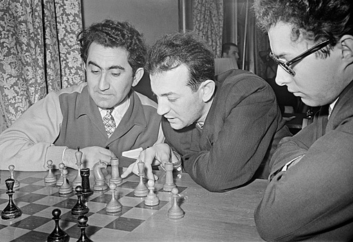Советские шахматисты Тигран Петросян (слева) и Виктор Корчной (в центре) за разбором партии, 1961 год