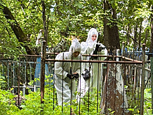 Люди в белом замечены на самом старом кладбище Каргата