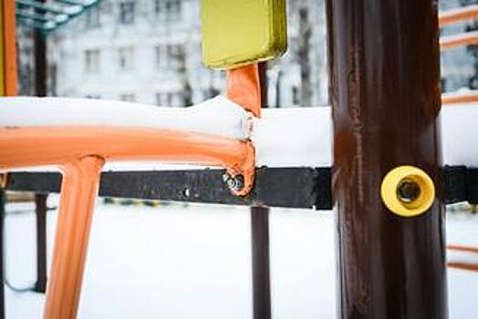 Детские площадки по нескольким адресам Пресненского района оборудовали новыми качелями
