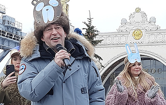 Хабенский, Бероев и Сафронов вышли на лед в благотворительный день на катке ВДНХ