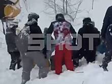 На российском горнолыжном курорте снежная лавина накрыла девочку с отцом