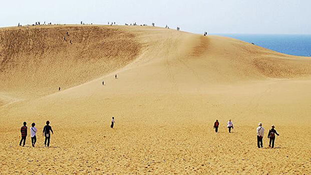 В Японии власти будут штрафовать туристов за надписи на песчаном пляже