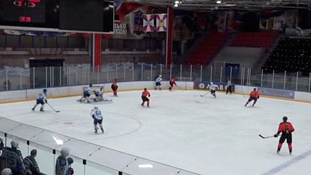 «Девятый вал» в Петербурге: моряки провели хоккейный матч с командой журналистов