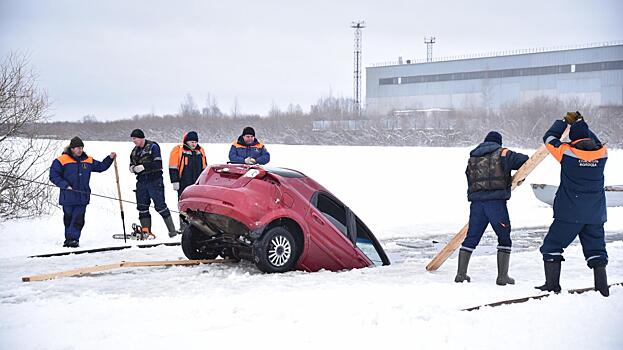 Угнанную машину нашли утопленной в реке Вологда