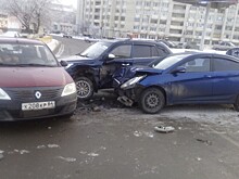 Из-за льда на дороге в Заводском районе произошла массовая авария
