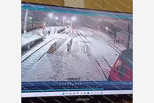В Подмосковье школьница оказалась под колесами электрички, выжила и попала на видео