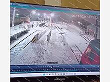 В Подмосковье школьница оказалась под колесами электрички, выжила и попала на видео