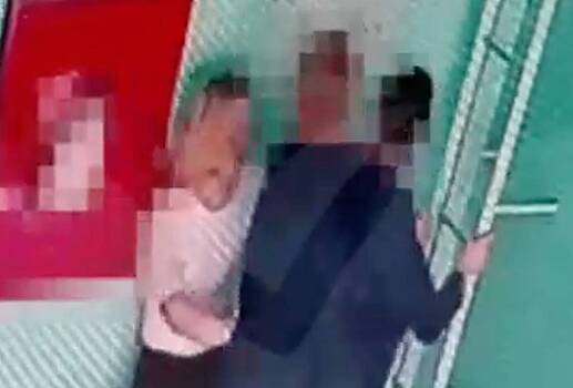 Российская школьница избила обидевшего ее внука депутата и попала на видео