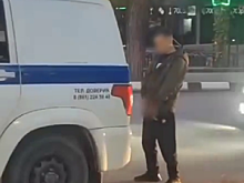 Красноярская полиция заставила помочившегося на автомобиль мужчину помыть его