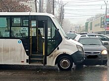 На трассе под Саратовом столкнулись две иномарки, пострадала женщина
