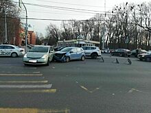 В Калининграде на перекрёстке у здания правительства столкнулись две легковушки