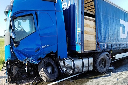 Водитель погиб, врезавшись в грузовик на трассе под Новосибирском