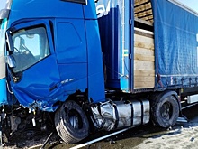 Водитель погиб, врезавшись в грузовик на трассе под Новосибирском