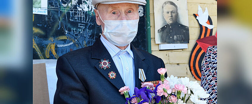 В Ижевске поздравили участника двух Парадов Победы Михаила Касаткина