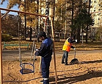 В Савелках проверили подвесные качели на детских площадках