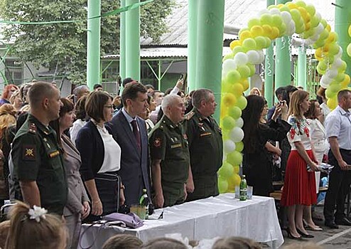 Заместитель командующего войсками Центрального военного округа поздравил школьников Душанбе с Последним звонком