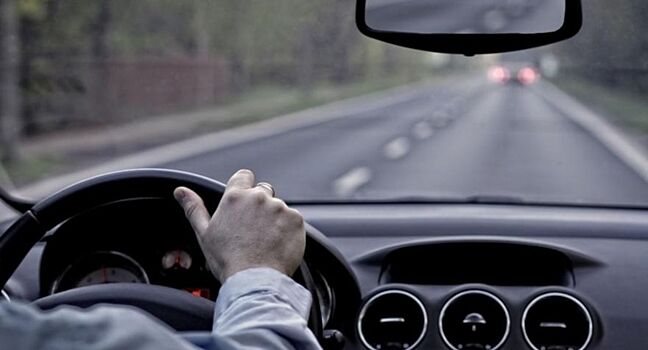 Скрещенные руки: о чем говорит жест водителя встречного авто?