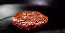 Стартап создал вегетарианский бургер, который нельзя отличить от обычного (из него даже идет «кровь»)