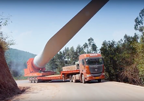 Вот так перевозят гигантские лопасти ветрогенераторов. Впечатляет!