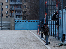 В калужском микрорайоне Малинники рабочие активно ремонтируют футбольное поле