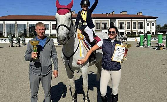 Юная курянка завоевала «золото" и "серебро» первенства России по конкуру в Таганроге