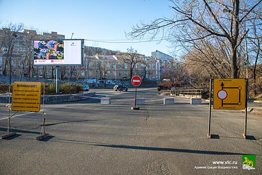 Во Владивостоке дорожный провал на одной из улиц устраняют раньше срока